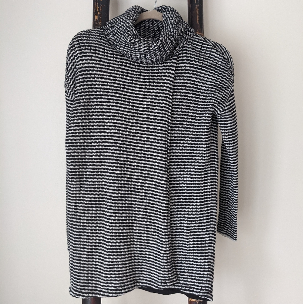 EUC CAbi Fergie Split turtleneck